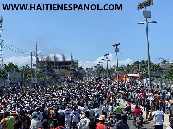 A Pedido de un Grupo de Artistas Miles de Personas Marcharon Contra el Poder en Puerto Príncipe