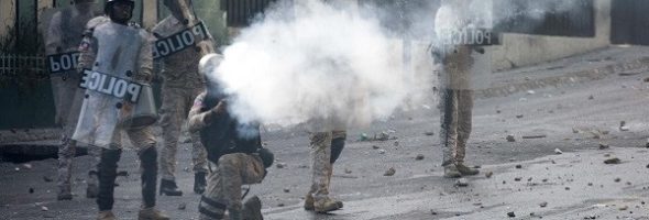 Demostración la PNH Muestra sus Músculos y Evita Que la Multitud Llegue a la Residencia del Presidente Moïse